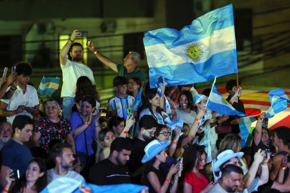 (VIDEO) Pogledajte pasiju argentinskog novinara i ludilo širom Buenos Ajresa